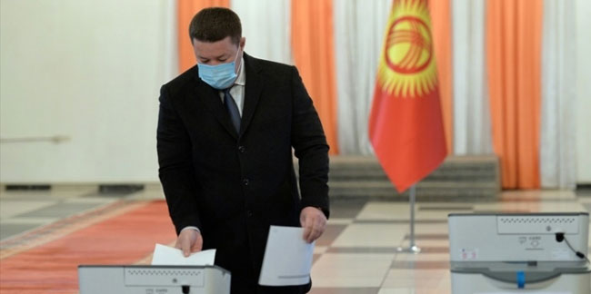 Kırgızistan'da halk erken seçim ve yönetim şekli için başına gitti