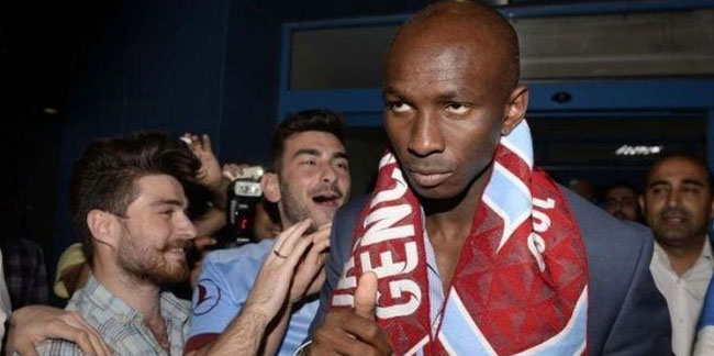 Trabzonsporlu M'Bia Türkiye'ye döndü! Yeni takımı şaşırttı