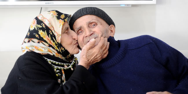 Giresun'da 80’lik çift yıldırım nikahı ile evlendi