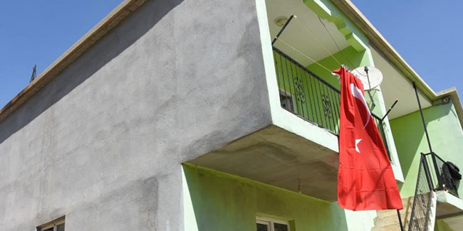 Bitlis şehidinin baba evine Türk Bayrağı asıldı