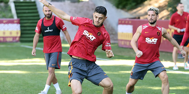 Galatasaray'da yeni futbolcular ilk antrenmanına çıktı