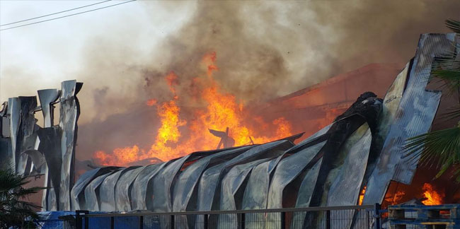 Samsun'da bebek bezi fabrikası alev alev yanıyor