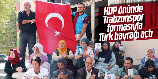 HDP önünde Trabzonspor formasıyla Türk bayrağı açtı