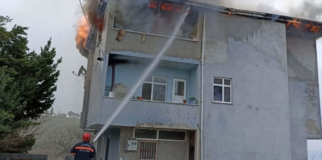 Trabzon'da korkutan yangın! Çatı katı alevlere teslim
