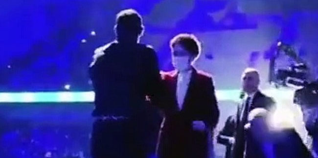 Meral Akşener sahnede Mustafa Sandal ile böyle dans etti!