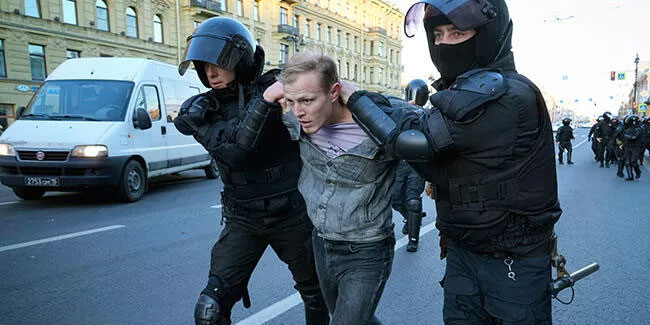 Rusya'da savaş karşıtı protestolarda yüzlerce gözaltı