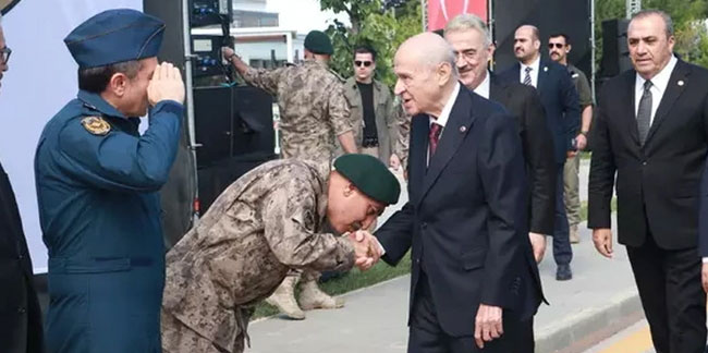 Özel Harekat Başkanı Bahçeli'nin elini öptü! Bu kare olay oldu!