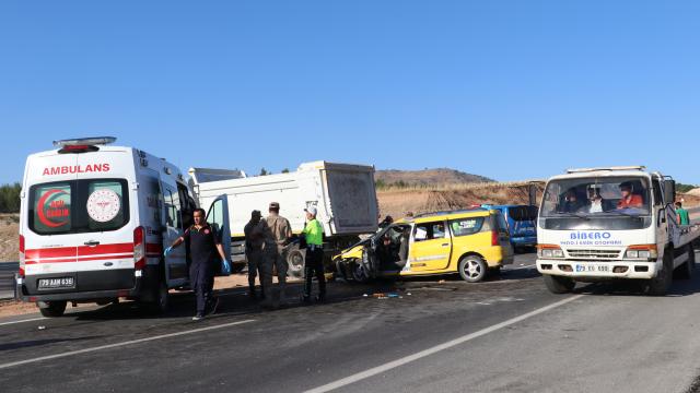 Kilis'te kamyonla taksi çarpıştı: 2 ölü