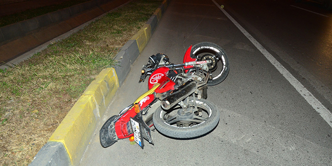 Antalya’da motosiklet refüje çarptı: 2 yaralı