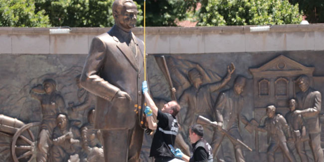 Atatürk Anıtı'na baltalı saldırı sanıklarına 3'er yıla kadar hapis istemi