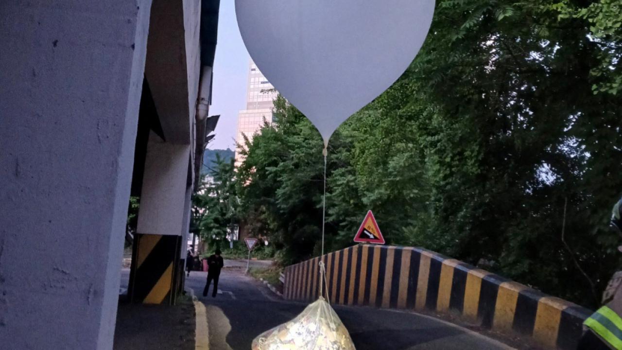 Kuzey Kore Güney'e 350 çöp balonu daha gönderdi