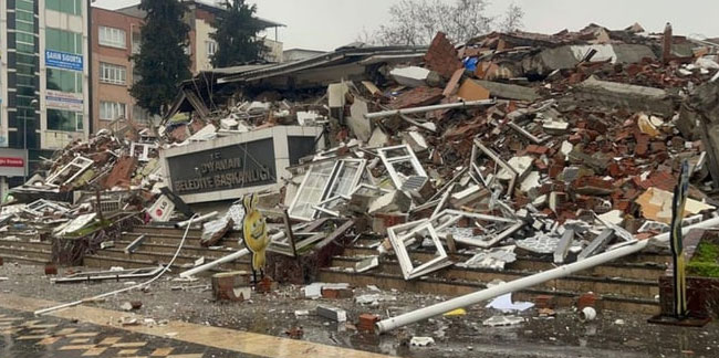 Depremde Adıyaman Belediye Başkanlığı binası yıkıldı!