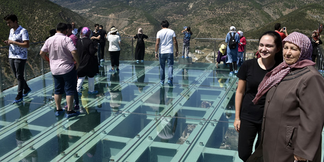 Gümüşhane'de adrenalin tutkunları Torul Kalesi Cam Seyir Terası'na akın ediyor
