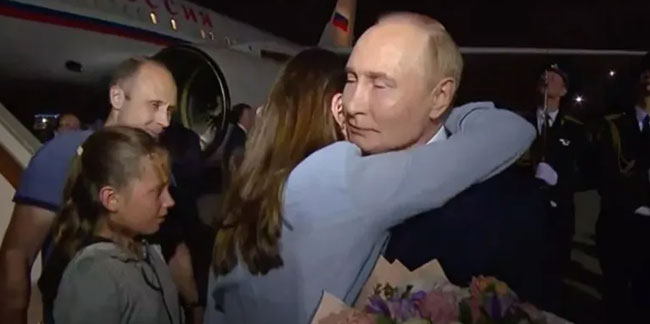 Putin, esir takasıyla Rusya'ya dönenleri karşıladı!