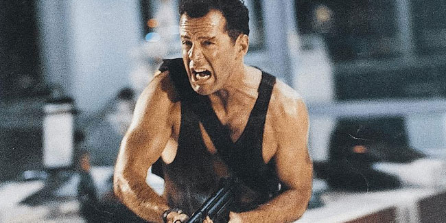 Bruce Willis, 34 yıl sonra Zor Ölüm filminin çekildiği yerde poz verdi