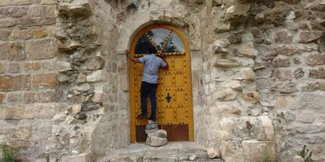 Artvin’de kapalı kiliseye tek ziyaret noktası önündeki taş!