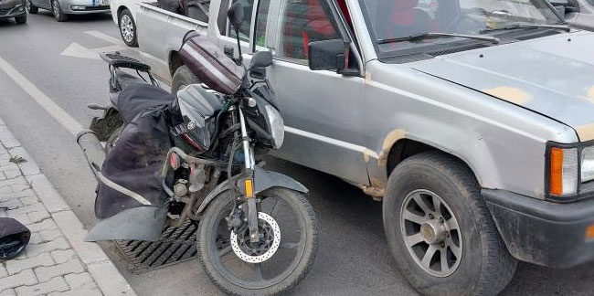 Samsun'da motosiklet kamyonetin kapısına çarptı