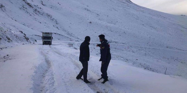 Bayburt’ta kar nedeniyle yolda mahsur kalan vatandaş kurtarıldı