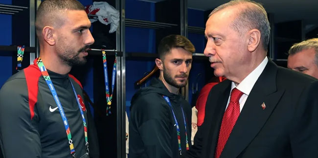 Cumhurbaşkanı Erdoğan, milli futbolcuları soyunma odasında ziyaret etti