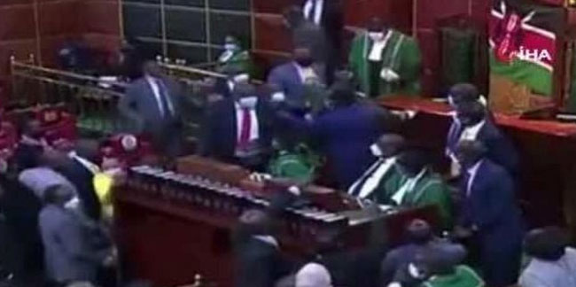 Kenya meclisinde tekmeli yumruklu kavga