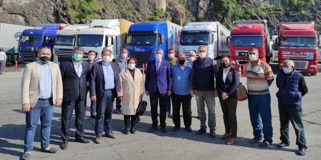 İYİ Parti Heyeti Sarp Sınır Kapısı'nda dert dinledi