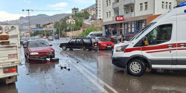 Gümüşhane'de korkutan kaza maddi hasarla atlatıldı