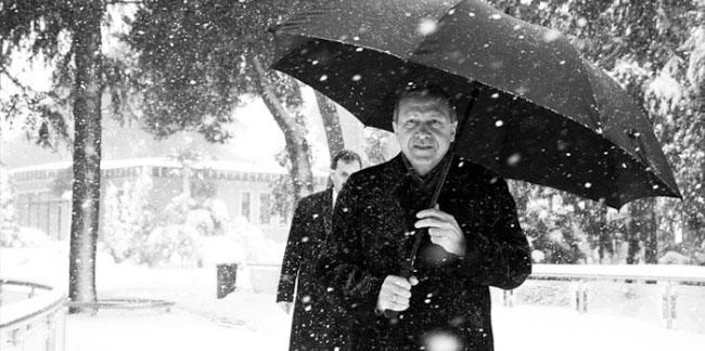 Cumhurbaşkanı Erdoğan'dan kar altında yürürken fotoğraf paylaşımı