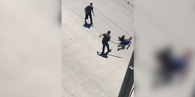 Polise kürekle saldırdı