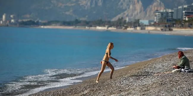 Antalya'da sahiller turistlere kaldı!