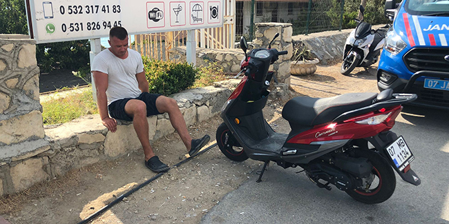 Rus turist, kiraladığı motosiklet ile patenli gence çarptı