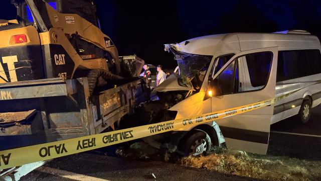 Tur minibüsü ile traktör çarpıştı: 10 kişi yaralandı