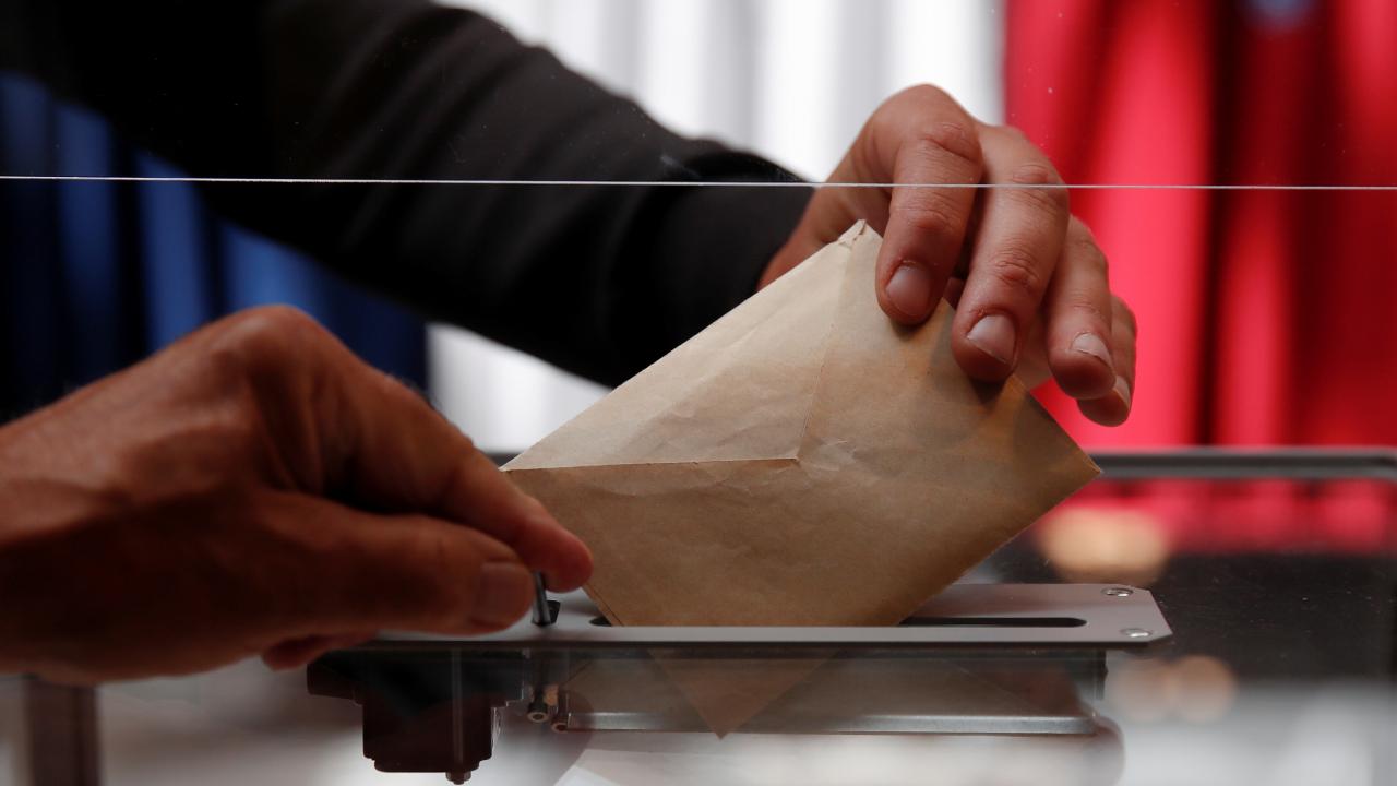 Fransa'da erken genel seçimin ikinci turunda aşırı sağın salt çoğunluğu beklenmiyor
