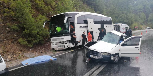 Manavgat yolcu otobüsüyle otomobil çarpıştı: 2 ölü, 2 yaralı