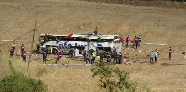 Balıkesir'de yolcu otobüsü devrildi: 15 kişi hayatını kaybetti