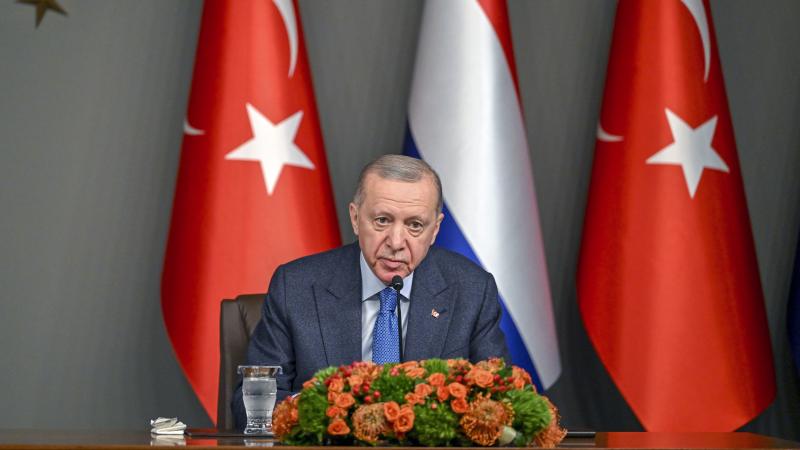 Erdoğan'dan Galatasaray Kulübü Başkanı Özbek'e tebrik telefonu