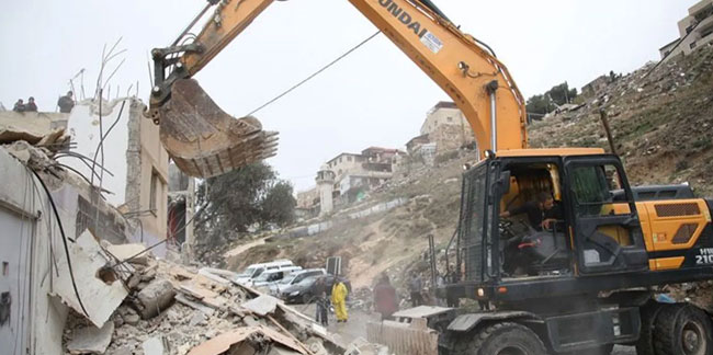 İsrail Batı Şeria'da Filistinlilere ait 3 evi yıktı!