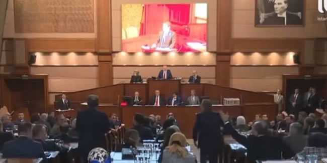 İBB Meclisi'nde olay! AK Partili meclis üyesi, İYİ Partili ismin üzerine yürüdü