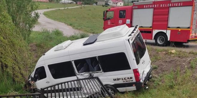 Bayburt'ta kamyonla minibüs çarpıştı: 2 yaralı