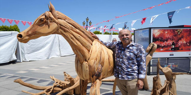 Samsun'da Ağaç kökünden yapılan gerçek boyuttaki at, dikkat çekiyor