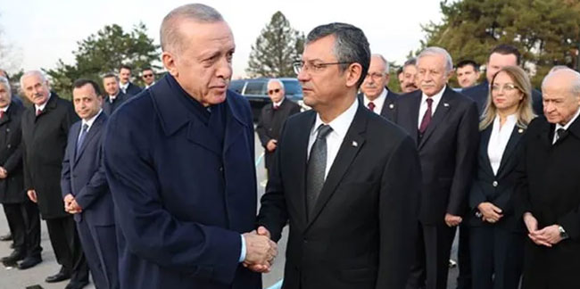 Anıtkabir'de dikkat çeken kare: Erdoğan ile Özgür Özel tokalaştı