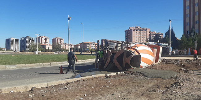 Diyarbakır’da beton mikseri kavşağı dönemeyerek kaldırıma devrildi, sürücü yaralandı