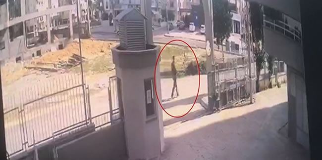 Evlerin kapı kilitlerini çalıyordu! Evinde yakalandı