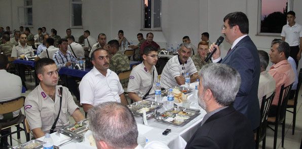 Asker ocağında iftar sofrası