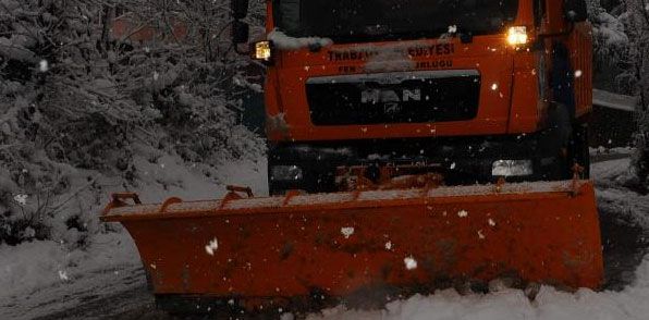 Trabzon'da kar yolları kapattı