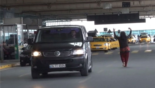 Özbek kadın havalimanını karıştırdı