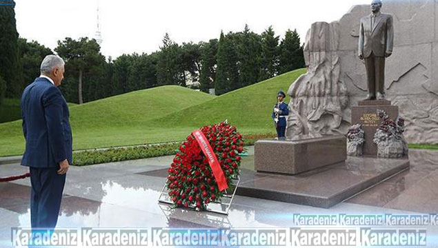 Yıldırım Aliyev'in mezarını ziyaret etti