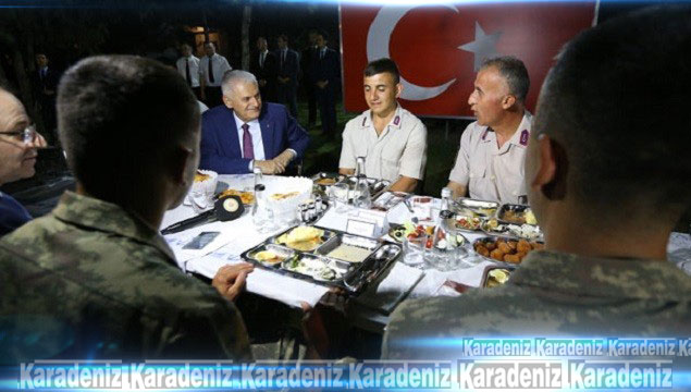 Başbakan Yıldırım askerlerle iftar yaptı