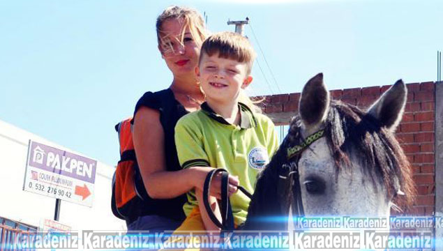Oğlunu atla okula götürüyor