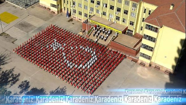 Dev Türk bayrağı oluşturdular