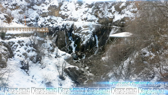 Tomara Şelalesinde kış güzelliği